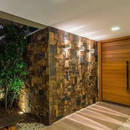 Corredor com parede em Pedra Ferro e painel de madeira