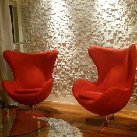 Lounge com poltronas vermelhas e parede em Pedra São Tomé
