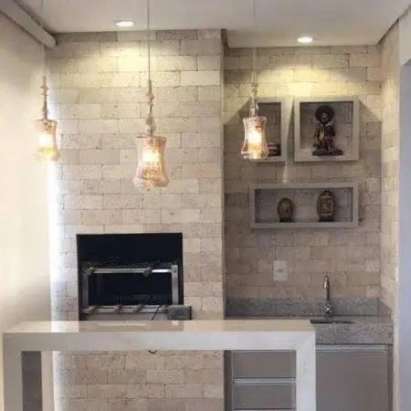 Sala de TV revestida em Travertino Anticato