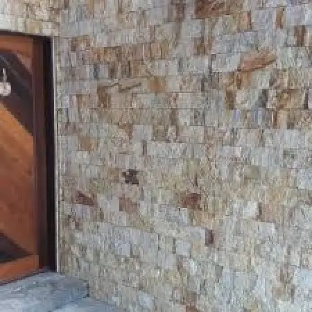 Fachada revestida em Pedra Madeira amarela