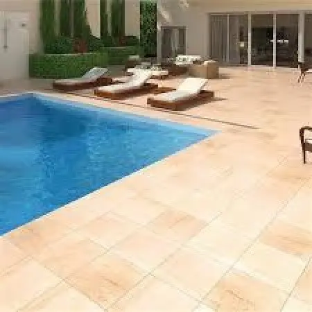 Área de piscina com piso em pedra natural