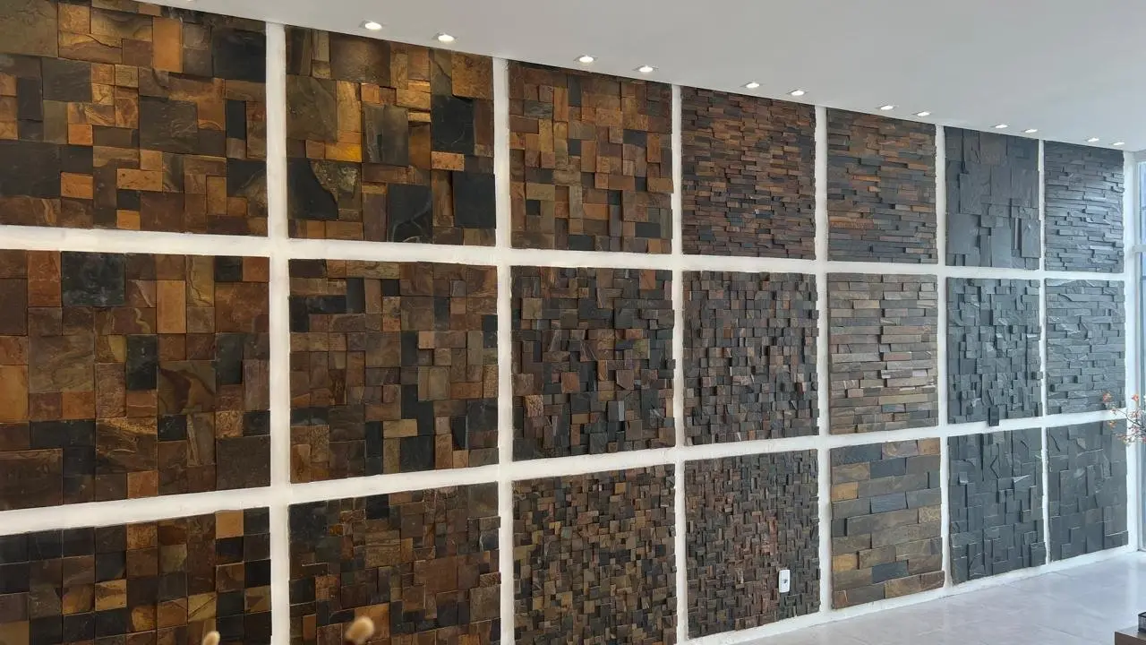 Parede de painéis com mosaicos de pedra em tons escuros
