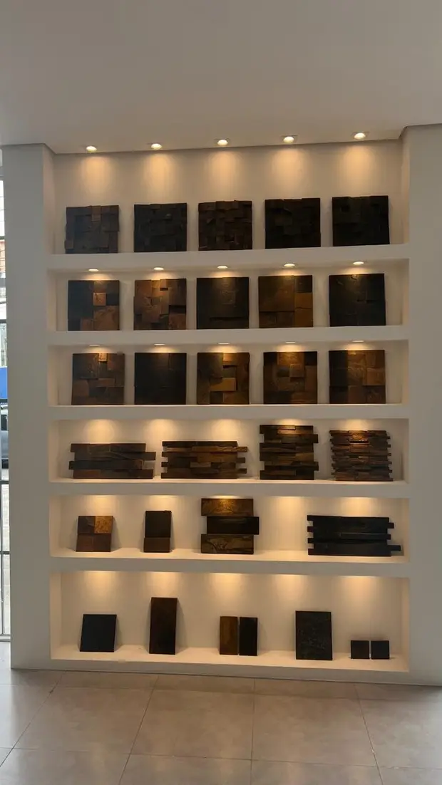 Prateleiras iluminadas com amostras de pedra natural